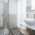 לינה וארוחת בוקר Ada &